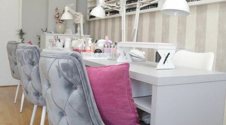 Monna Nails and Beauty