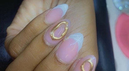 Elegant pink and gold nail art at Alluring Nails by Tammy in New Providence, BS showcasing creativity.