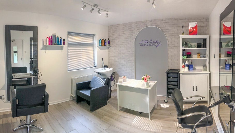 L McCarthy Hairdressing – obraz 1