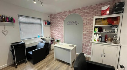 L McCarthy Hairdressing – obraz 2