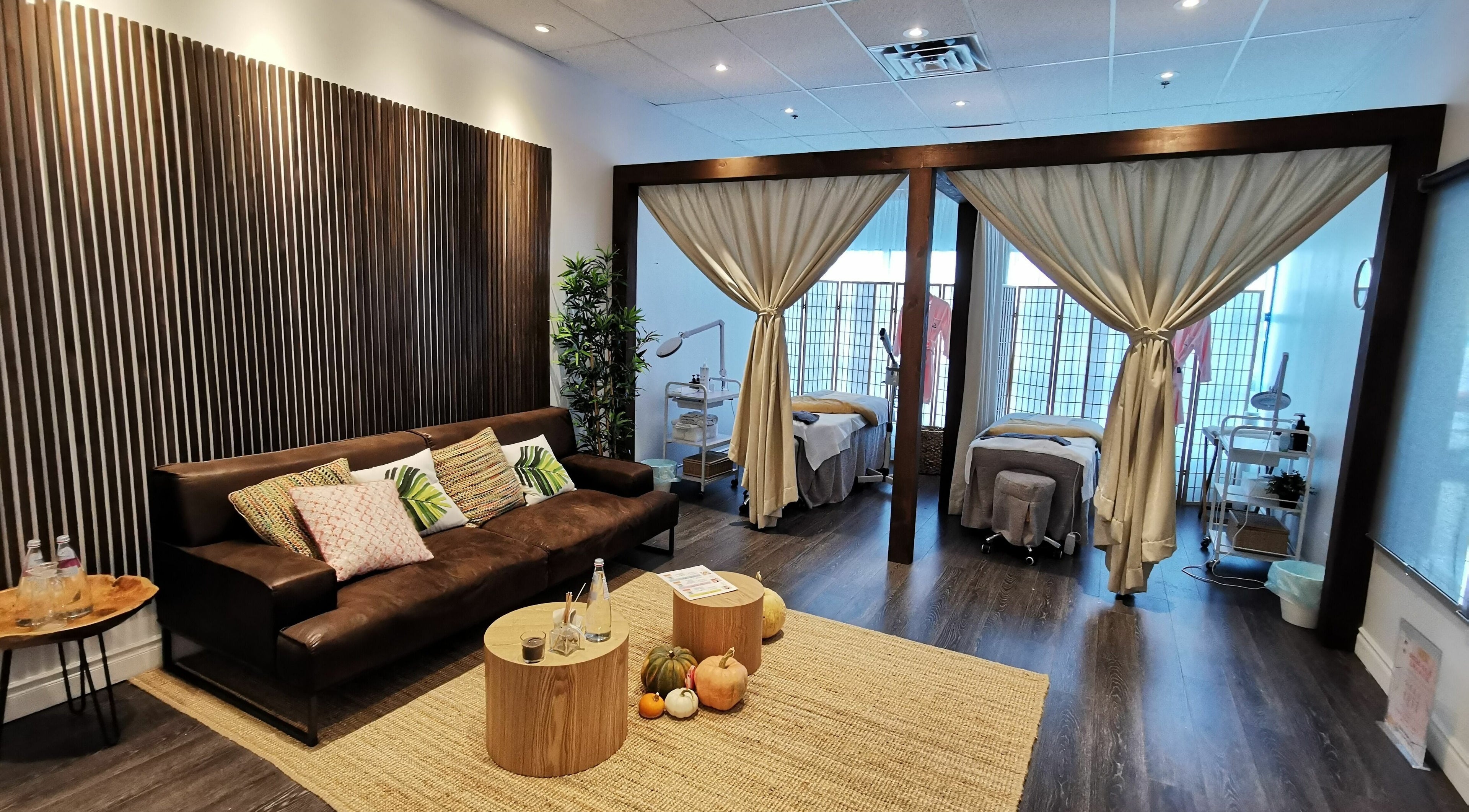 Tranquil therapy room at Chu Skin, Richmond Hill, Ontario, CA with cozy seating and treatment beds.