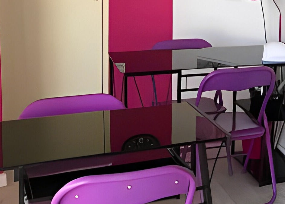 Salle de formation moderne Vermeille Formation à Canet-en-Roussillon, Occitanie, FR avec chaises violettes.