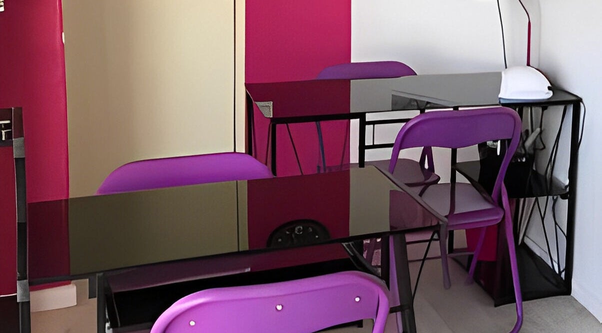 Salle de formation moderne Vermeille Formation à Canet-en-Roussillon, Occitanie, FR avec chaises violettes.