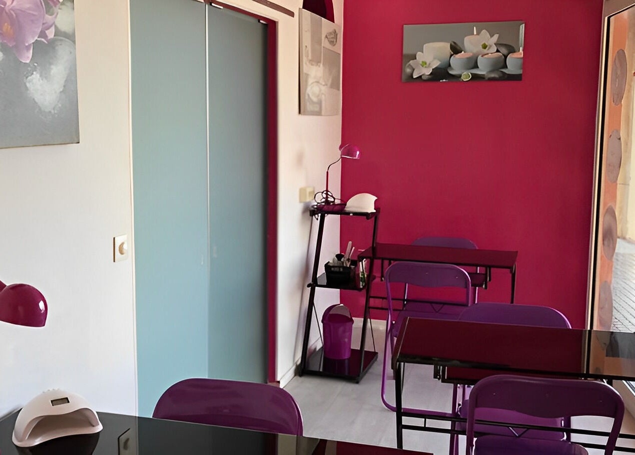 Salle élégante chez Vermeille Formation à Canet-en-Roussillon, Occitanie, FR, avec murs roses inspirants.