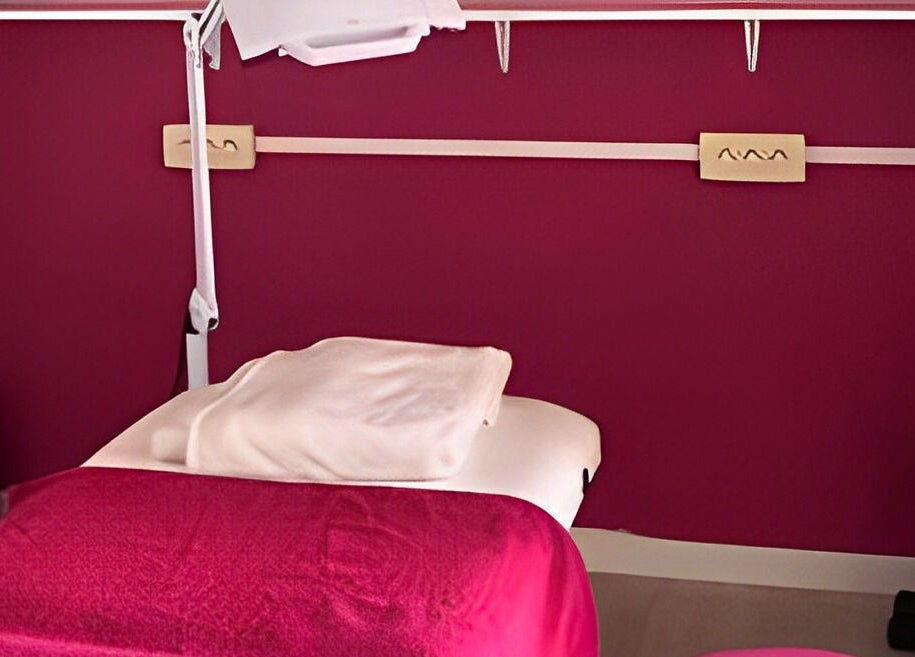 Salle de massage élégante à Vermeille Formation, Canet-en-Roussillon, Occitanie, FR, avec couverture rose.