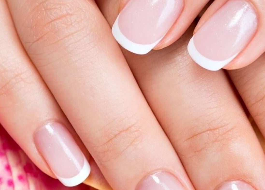 Belle manucure française à Vermeille Formation, Canet-en-Roussillon, Occitanie, FR.