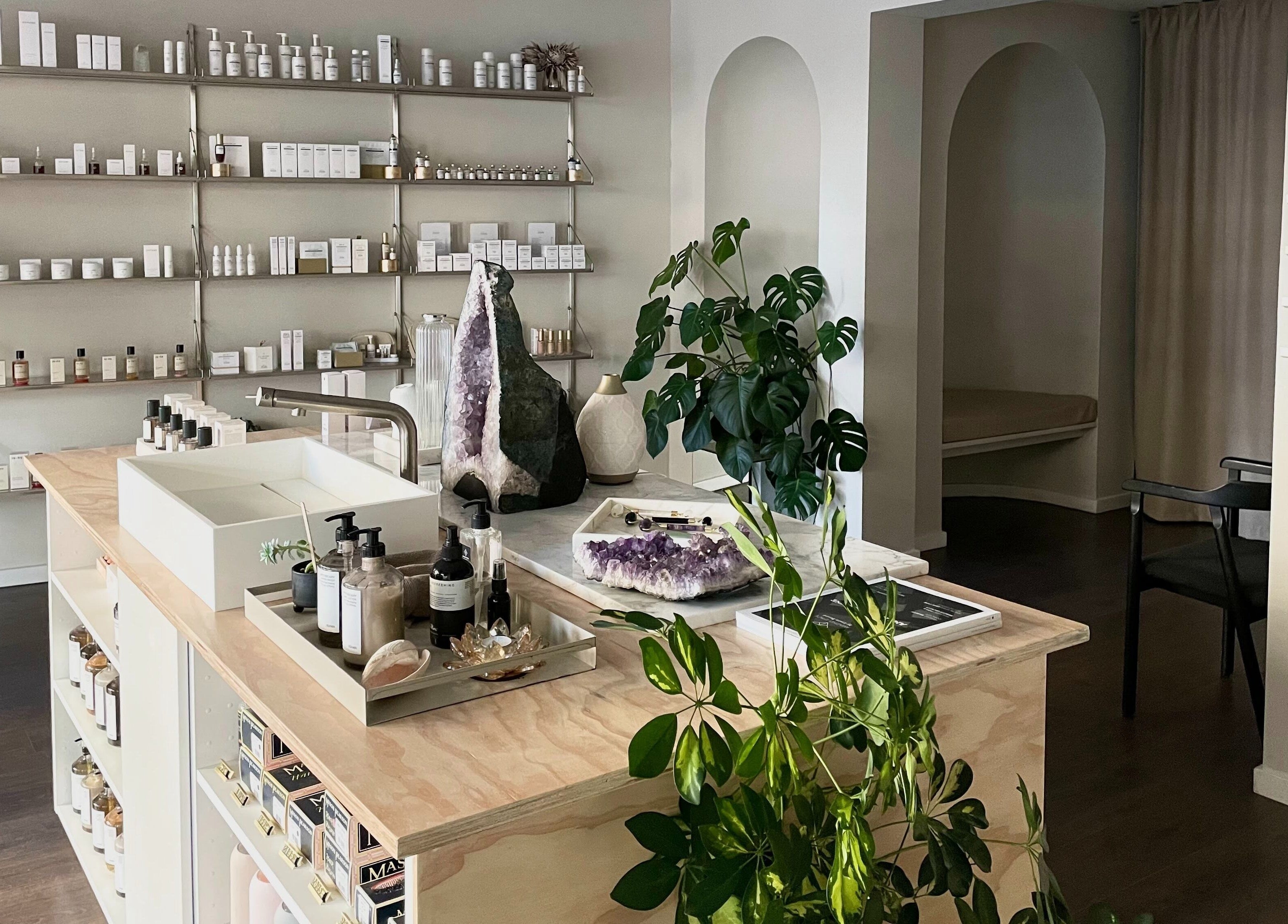 Indbydende butik hos Allure Copenhagen i Frederiksberg, DK med naturlige produkter og stilfuldt interiør.