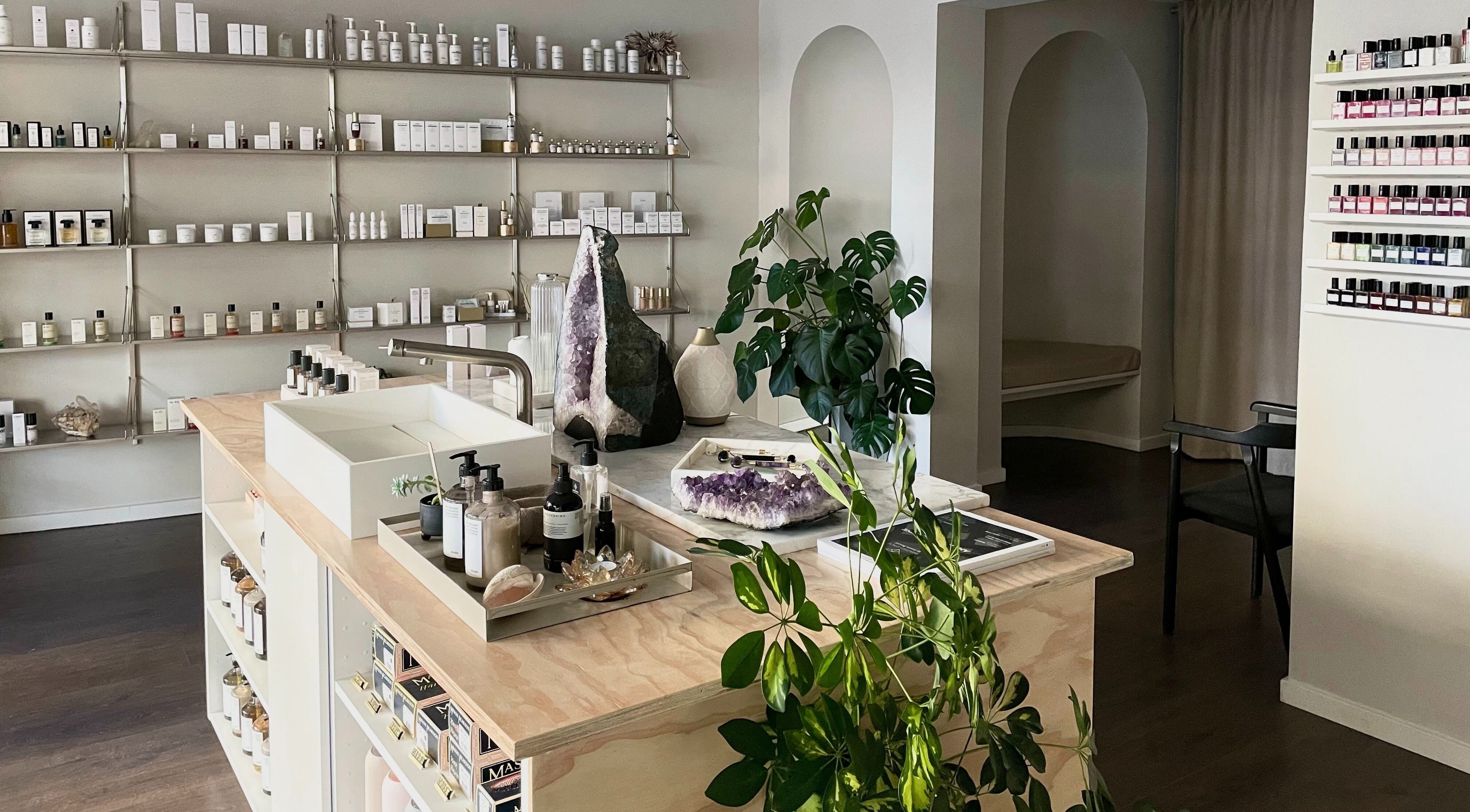 Indbydende butik hos Allure Copenhagen i Frederiksberg, DK med naturlige produkter og stilfuldt interiør.
