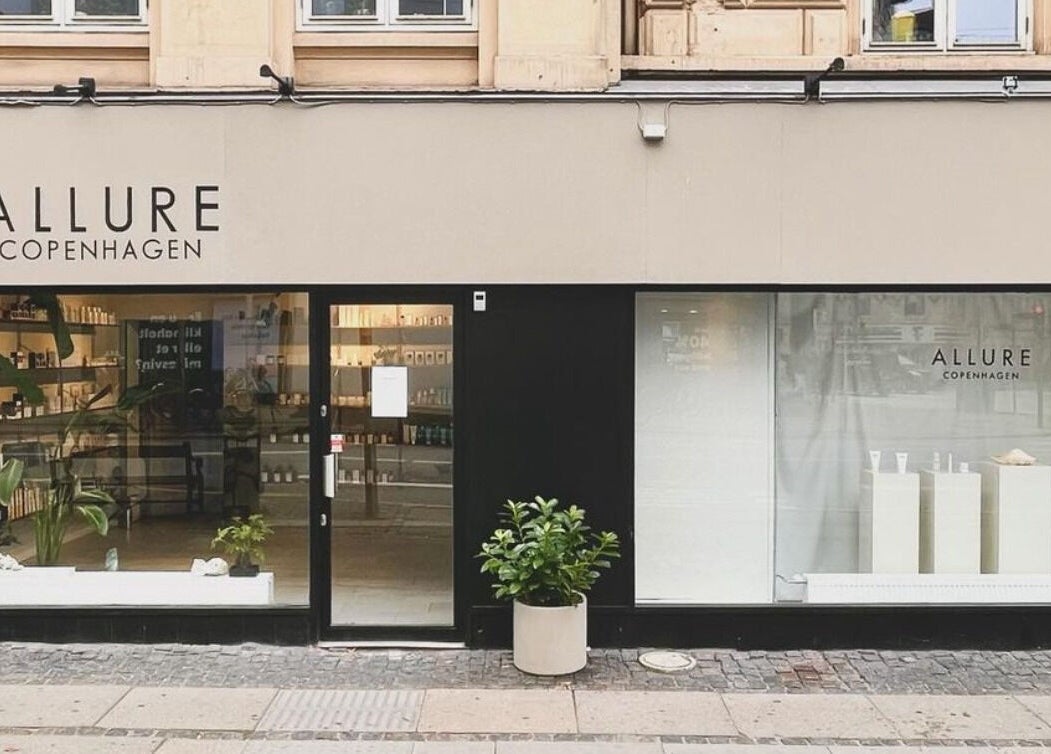 Facade af Allure Copenhagen, Frederiksberg, DK, viser moderne indretning og planteliv.