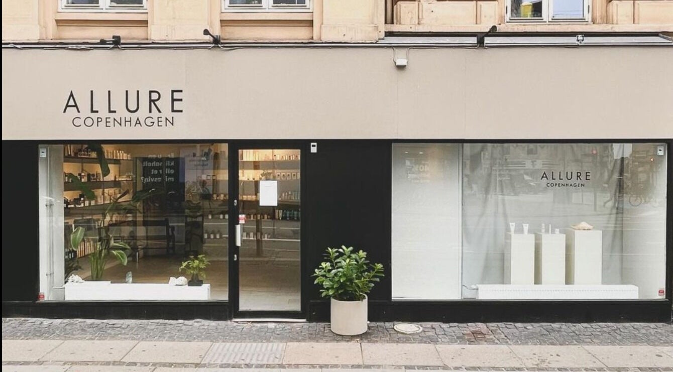 Facade af Allure Copenhagen, Frederiksberg, DK, viser moderne indretning og planteliv.