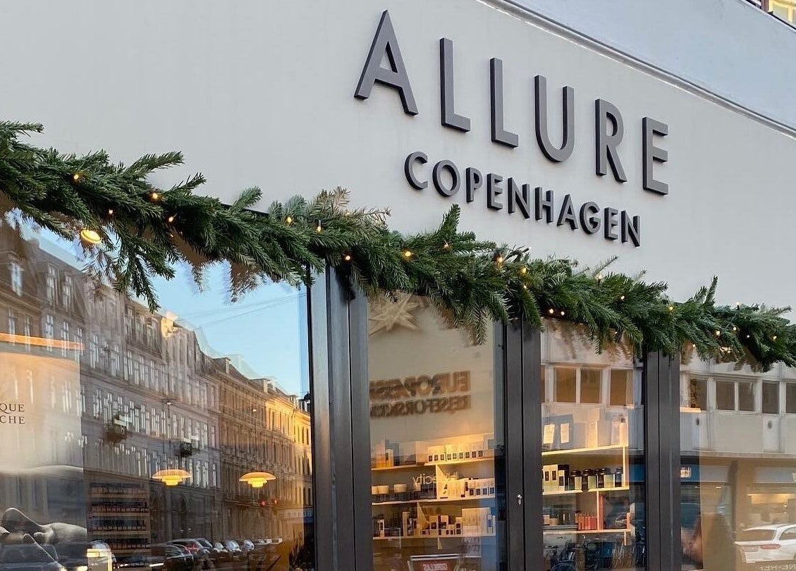 Allure Copenhagen butik facade ved Frederiksberg, DK, dekoreret med granpynt.