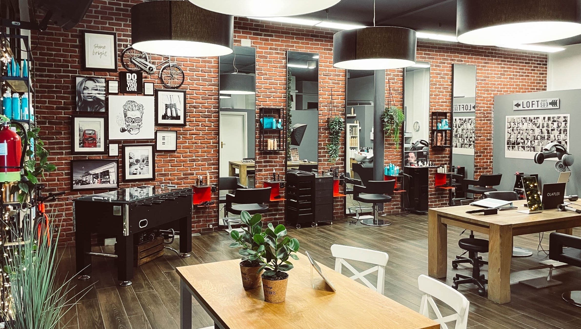 Interno elegante di Anthea Mulier - Hair & Beauty a Corsico, Lombardia, IT con decorazioni moderne.