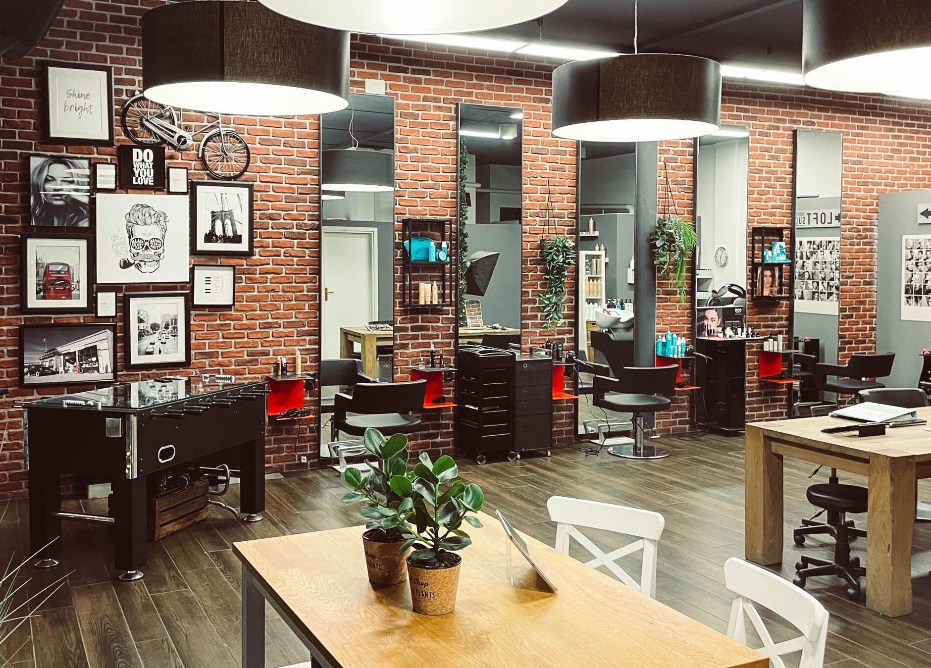 Interno elegante di Anthea Mulier - Hair & Beauty a Corsico, Lombardia, IT con decorazioni moderne.