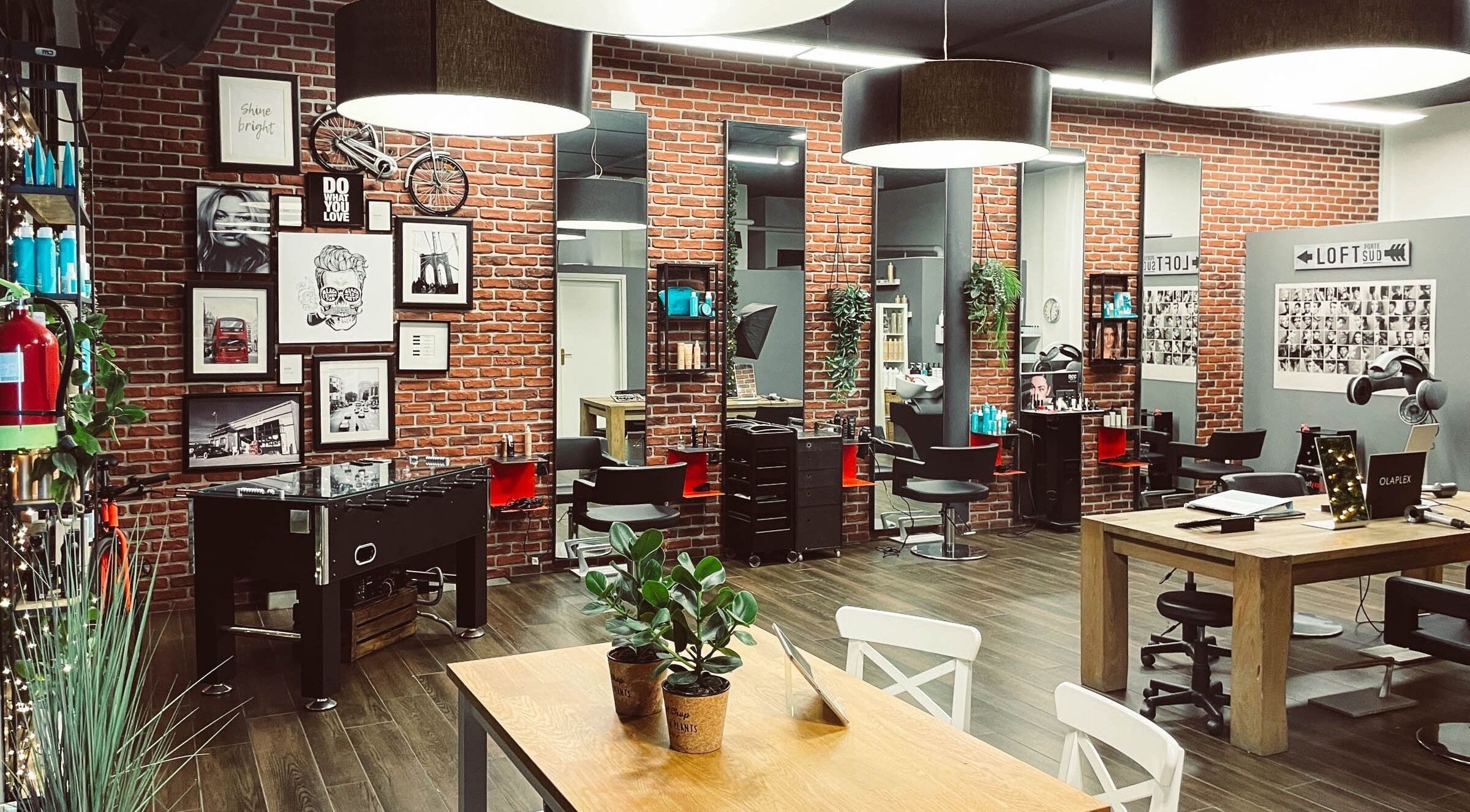 Interno elegante di Anthea Mulier - Hair & Beauty a Corsico, Lombardia, IT con decorazioni moderne.