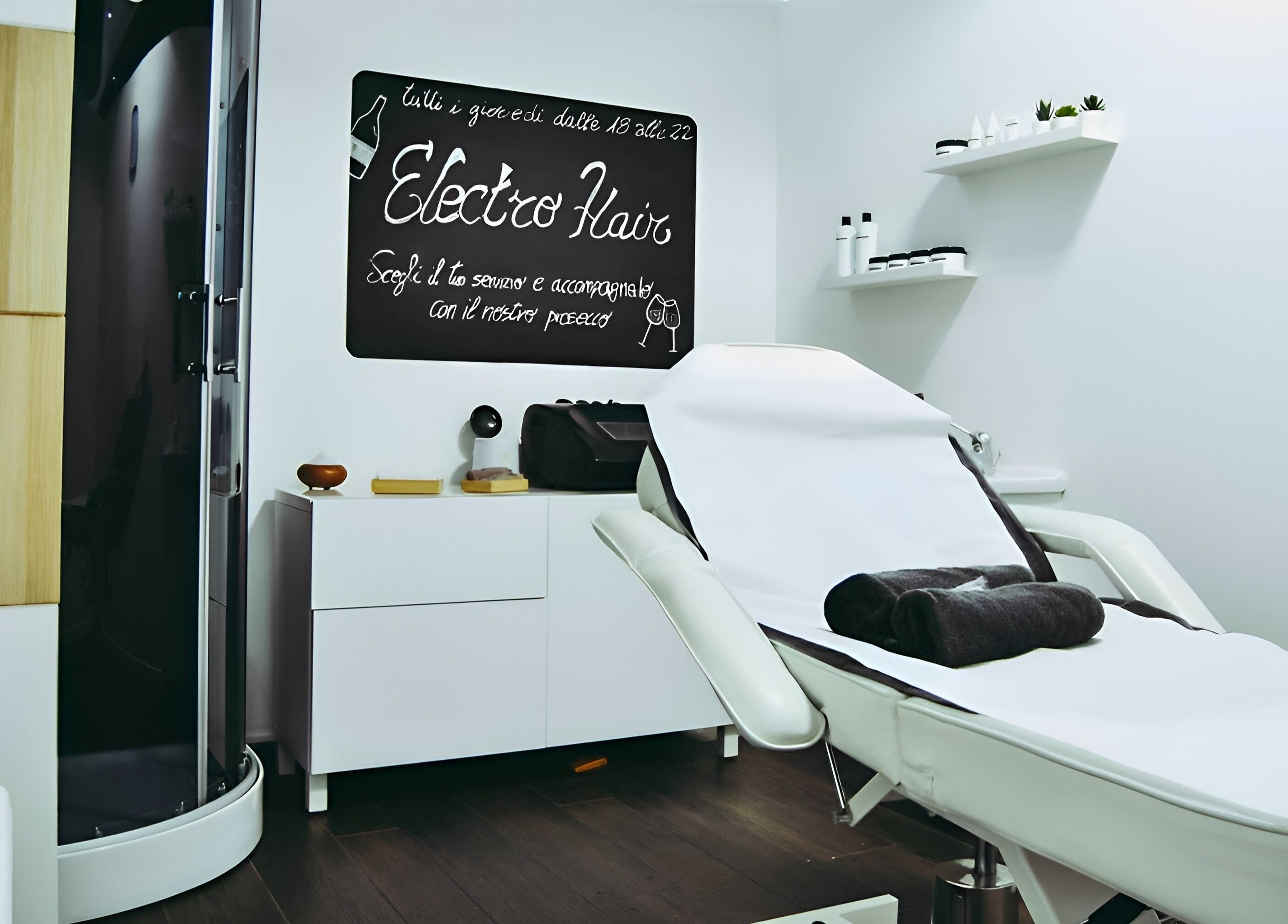 Sala trattamento ad Anthea Mulier - Hair & Beauty a Corsico, Lombardia, IT con atmosfera serena.