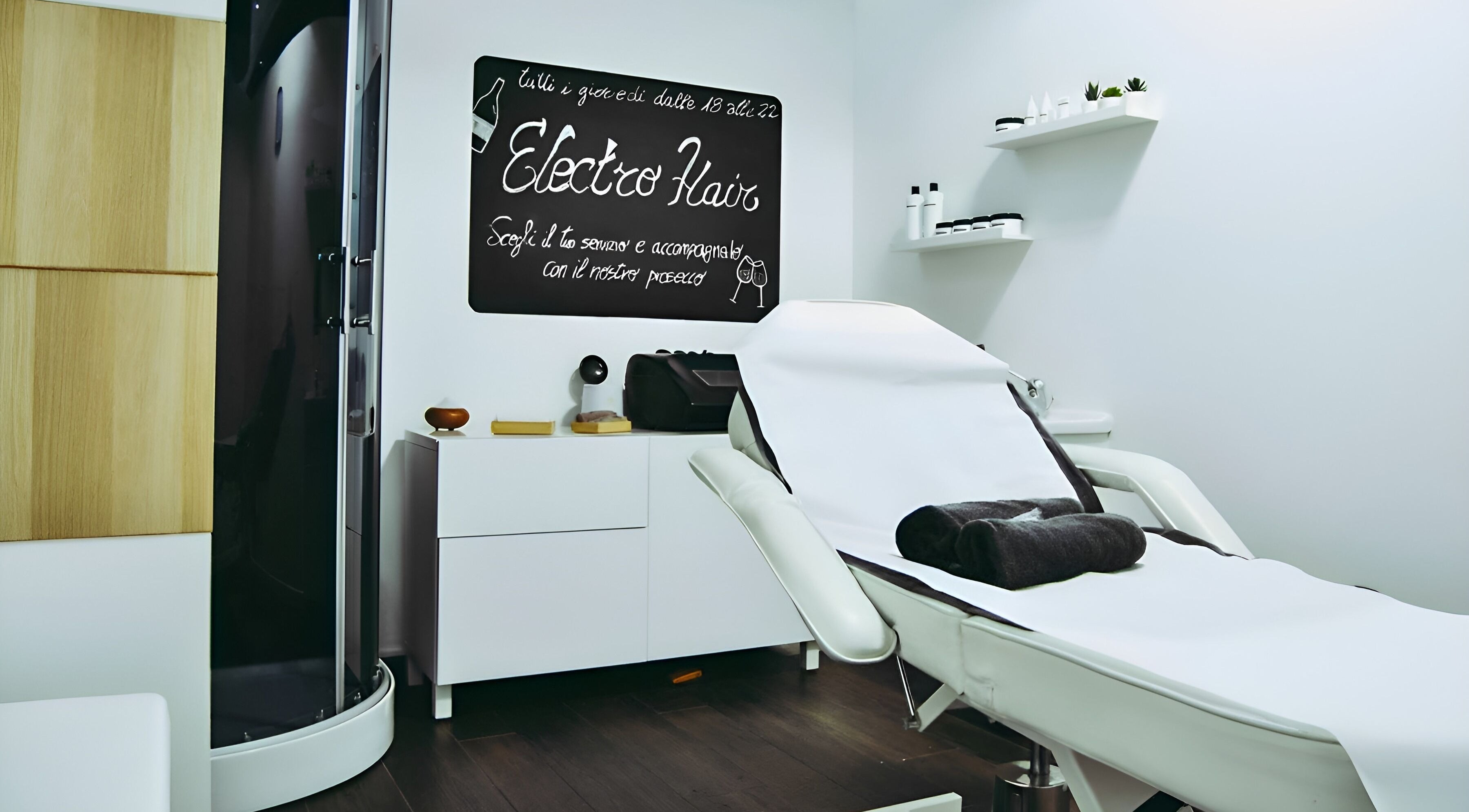 Sala trattamento ad Anthea Mulier - Hair & Beauty a Corsico, Lombardia, IT con atmosfera serena.