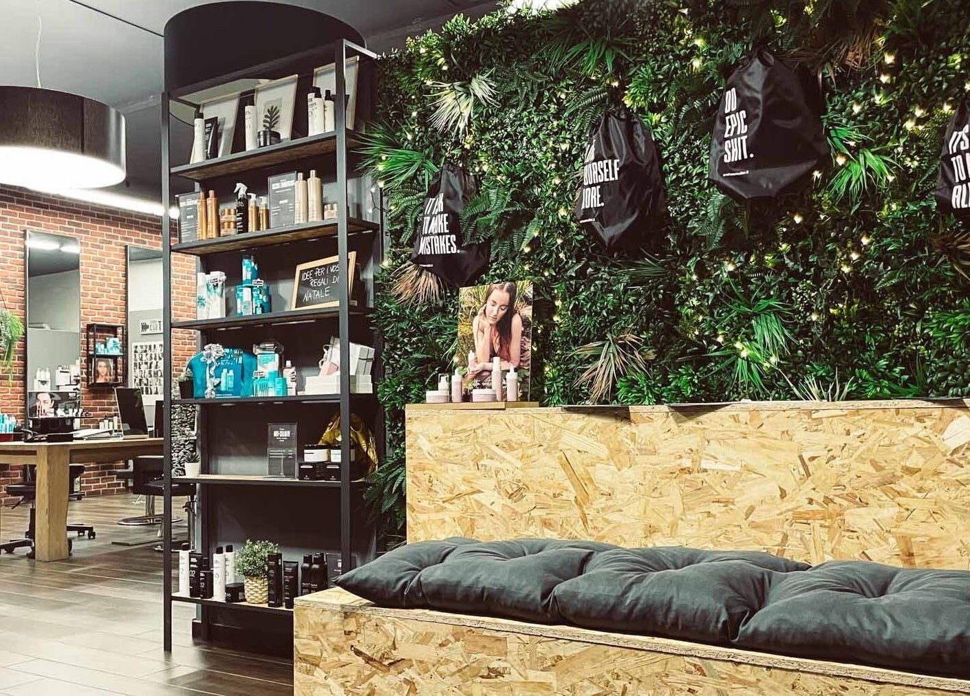 Interno moderno di Anthea Mulier - Hair & Beauty, Corsico, Lombardia, IT con decorazioni naturali eleganti.