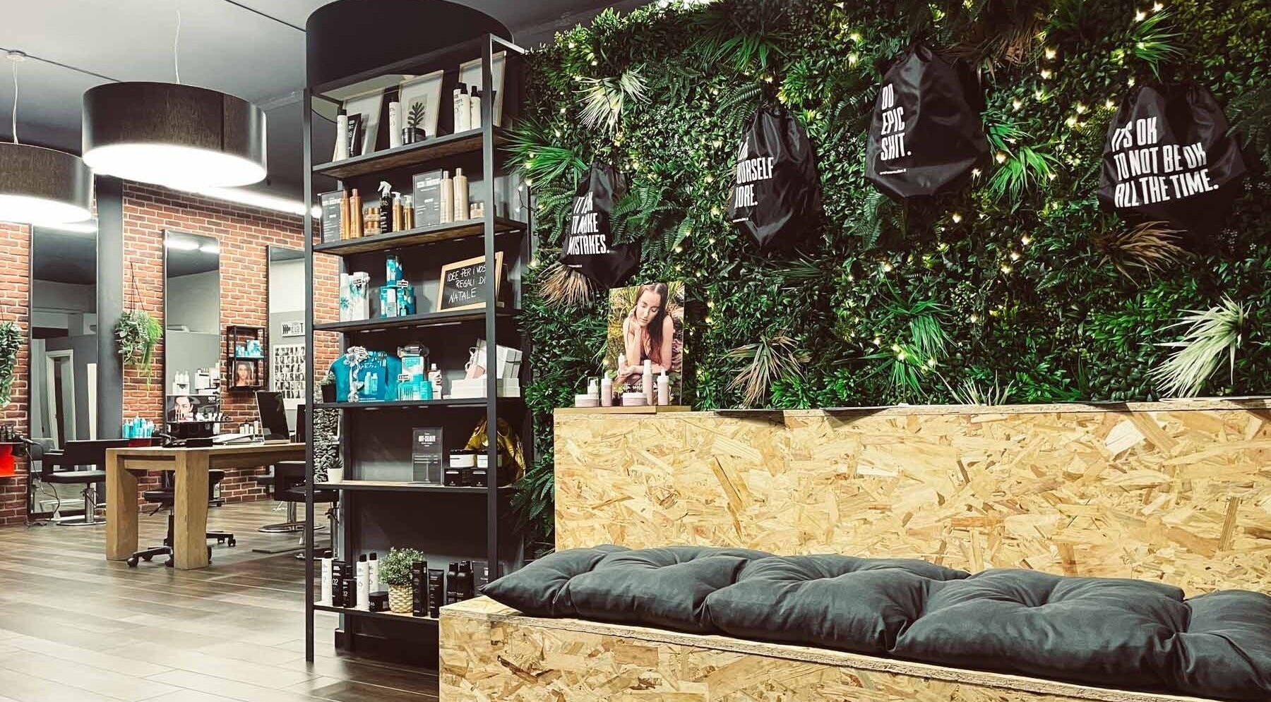 Interno moderno di Anthea Mulier - Hair & Beauty, Corsico, Lombardia, IT con decorazioni naturali eleganti.