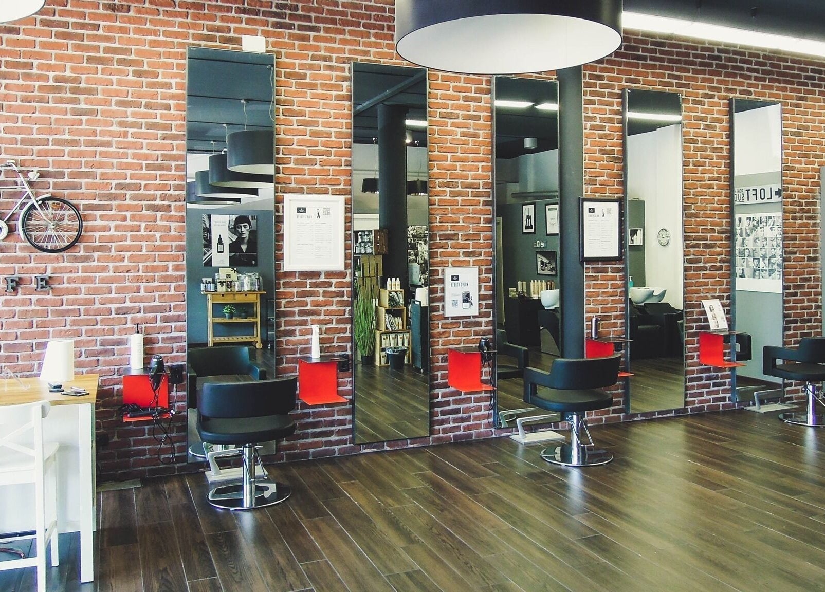 Interno moderno di Anthea Mulier - Hair & Beauty, Corsico, Lombardia, IT.