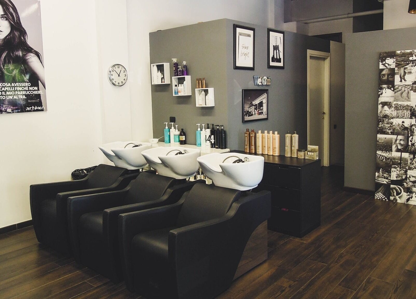 Interno moderno di Anthea Mulier - Hair & Beauty a Corsico, Lombardia, IT con lavatesta eleganti.