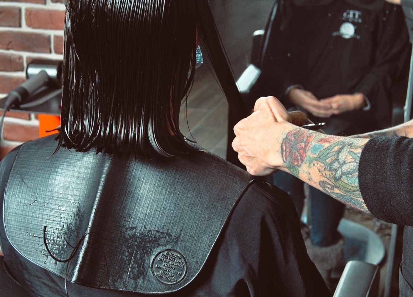 Taglio di capelli professionale presso Anthea Mulier - Hair & Beauty a Corsico, Lombardia, IT.