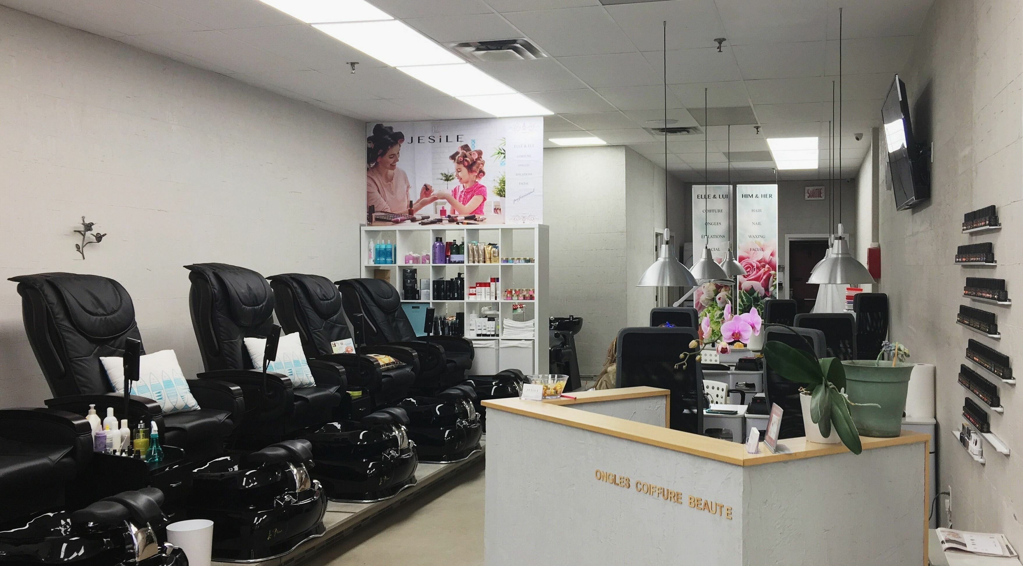Relaxing pedicure chairs at Jesile Salon in Longueuil, Québec, CA, offering a serene beauty experience.