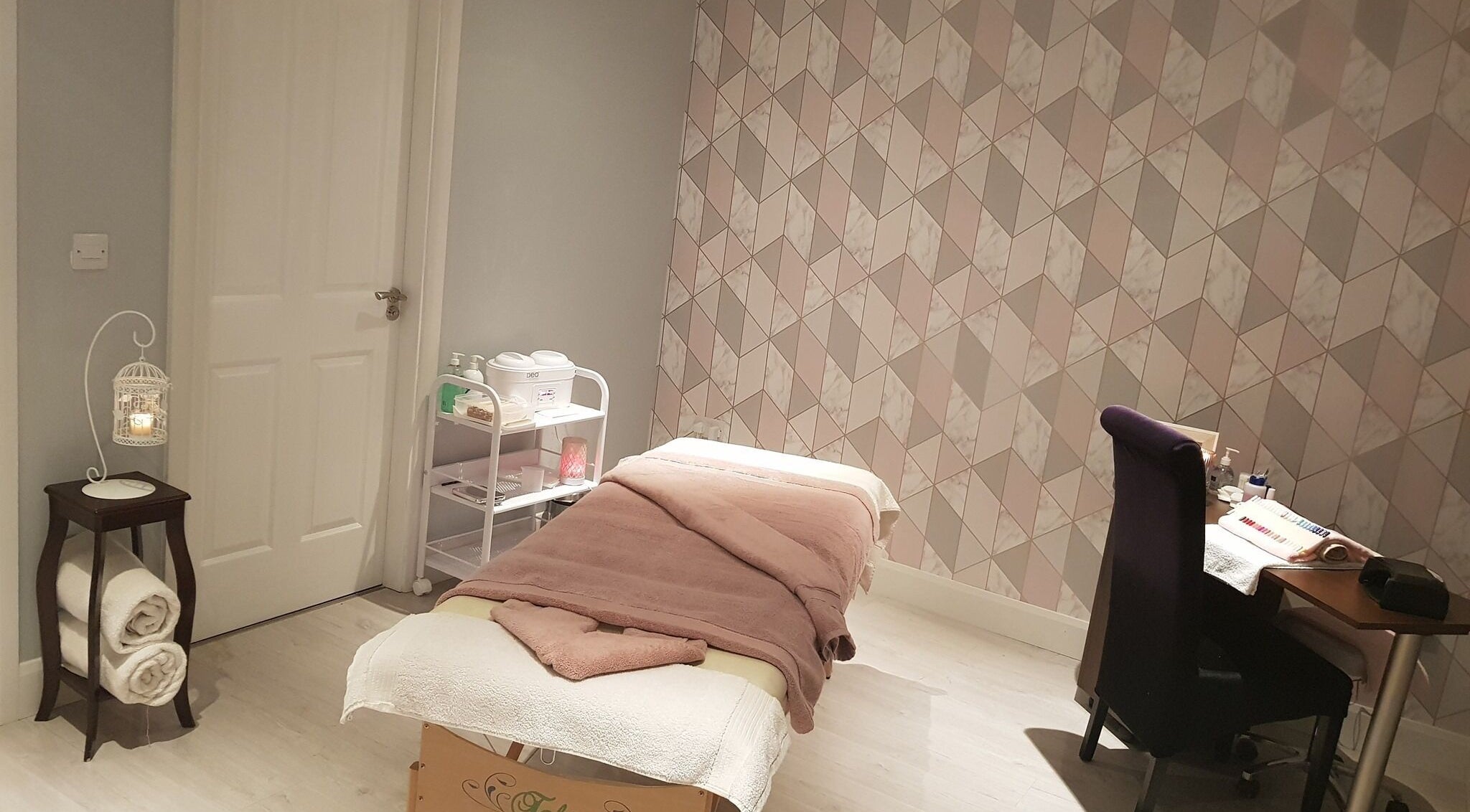 Tranquil treatment room at Beauty & Bliss, Kinsale, County Cork, IE with soft lighting and relaxing decor.