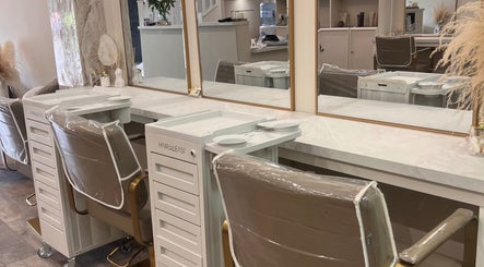Elegant styling station at The Hair Extension Shop, West Wickham, England, GB with mirrors and chairs.