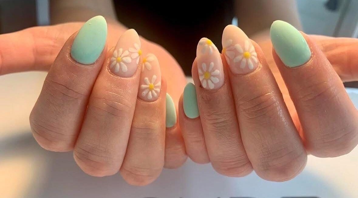 Floral nail art at Empire Beauty and Nails, Pudsey, England, GB. Elegant daisy design on pastel colors.