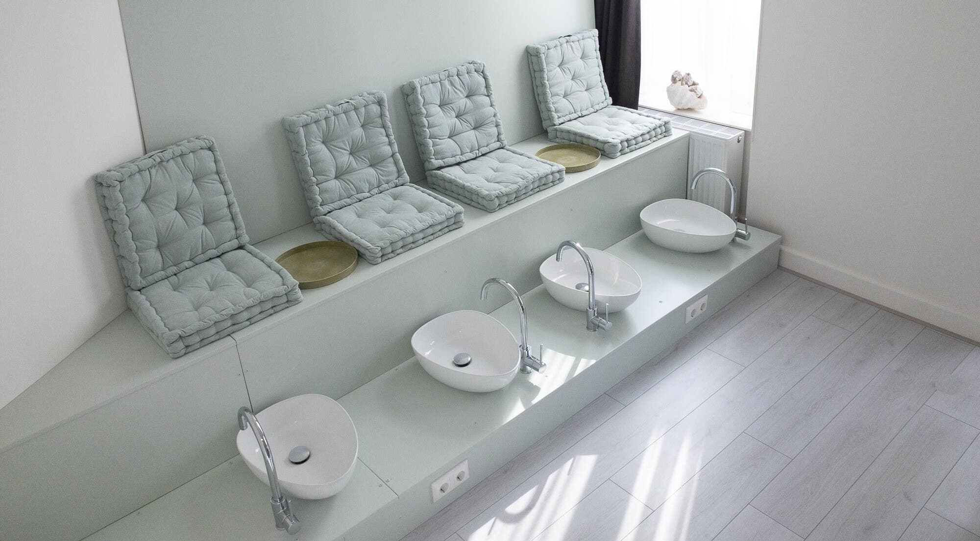 Moderne wasruimte met wastafels bij Clenz Detox Beauty Massage in Roermond, Limburg, NL.