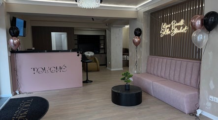 Интериор на Touché Beauté Fusion в София, Област София, BG с балони и модерни мебели.