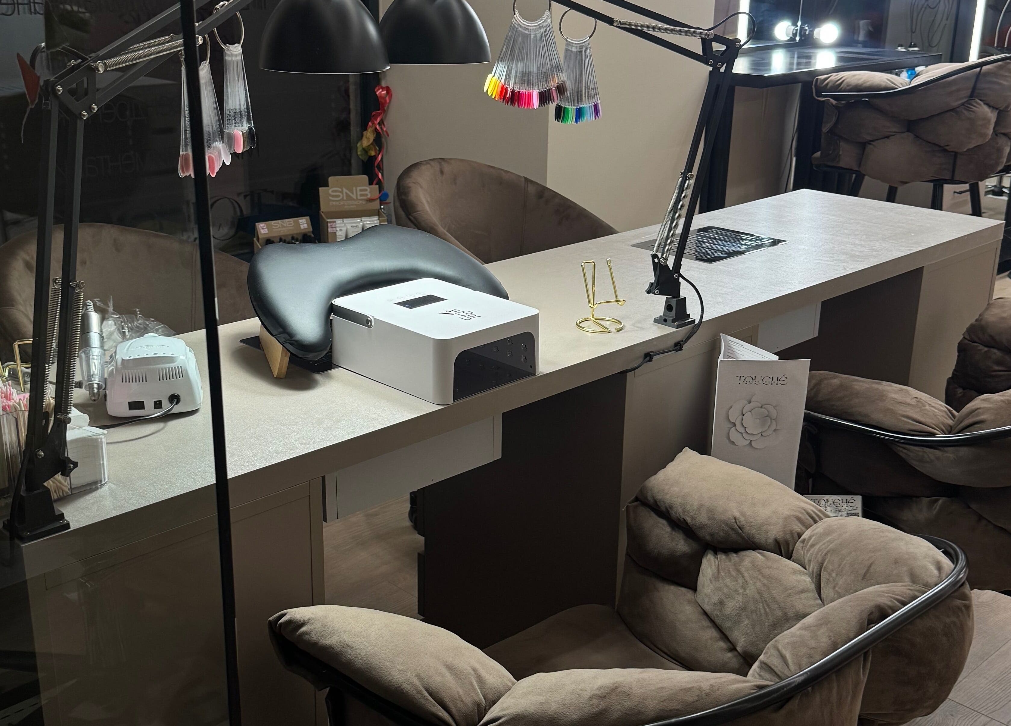 Модерен маникюр кът в Touché Beauté Fusion, София, Област София, BG.