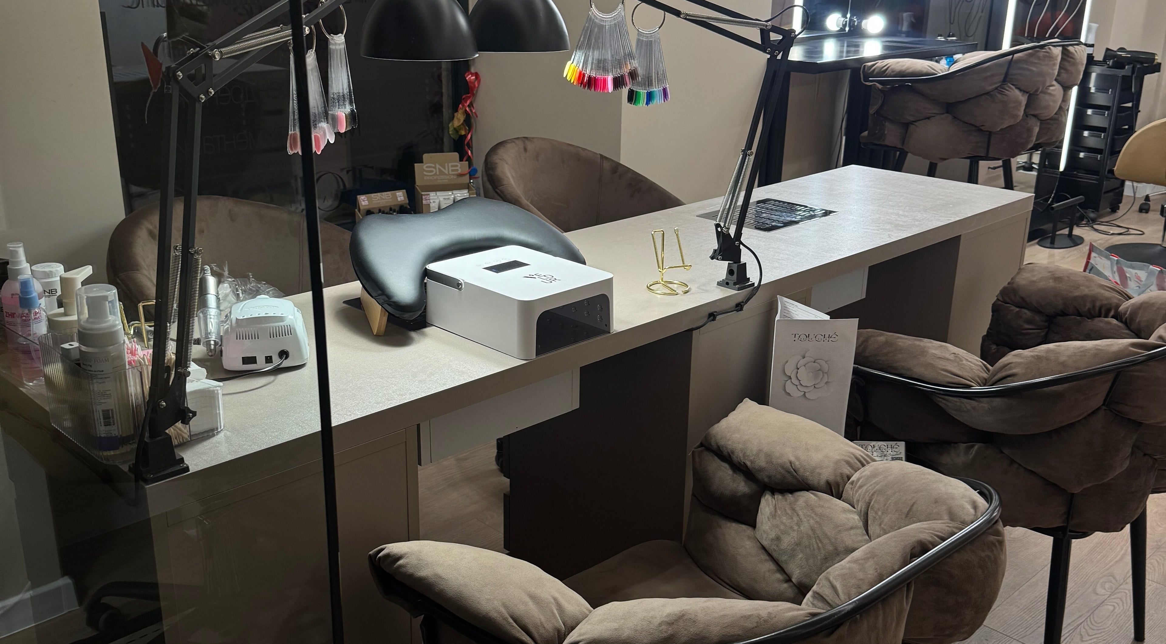 Модерен маникюр кът в Touché Beauté Fusion, София, Област София, BG.