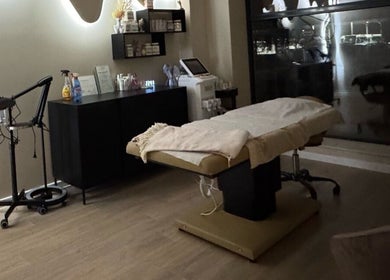 Интериор на Touché Beauté Fusion, София, Област София, BG, показващ модерна масажна стая.