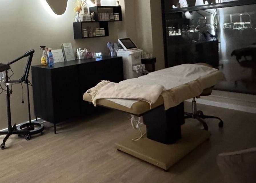 Интериор на Touché Beauté Fusion, София, Област София, BG, показващ модерна масажна стая.