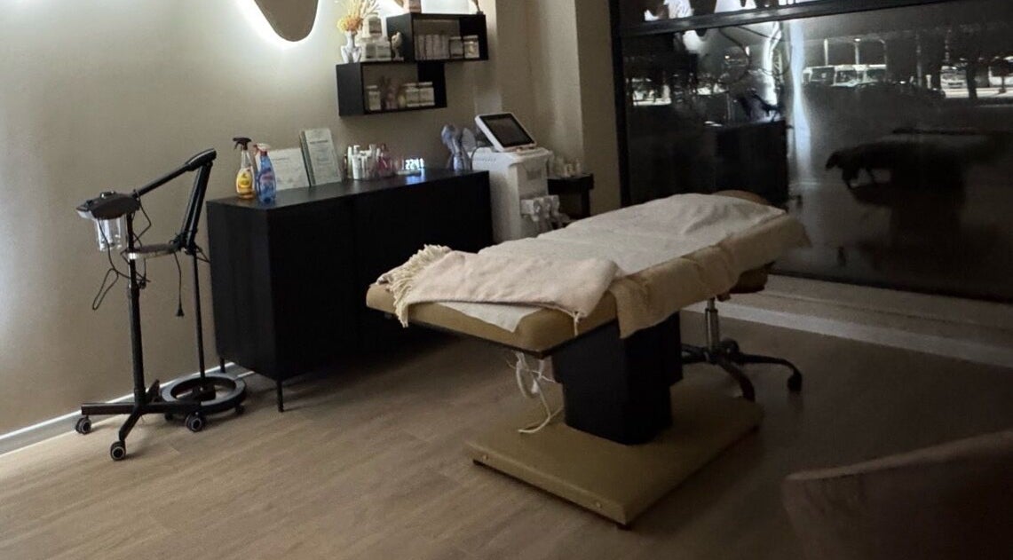 Интериор на Touché Beauté Fusion, София, Област София, BG, показващ модерна масажна стая.