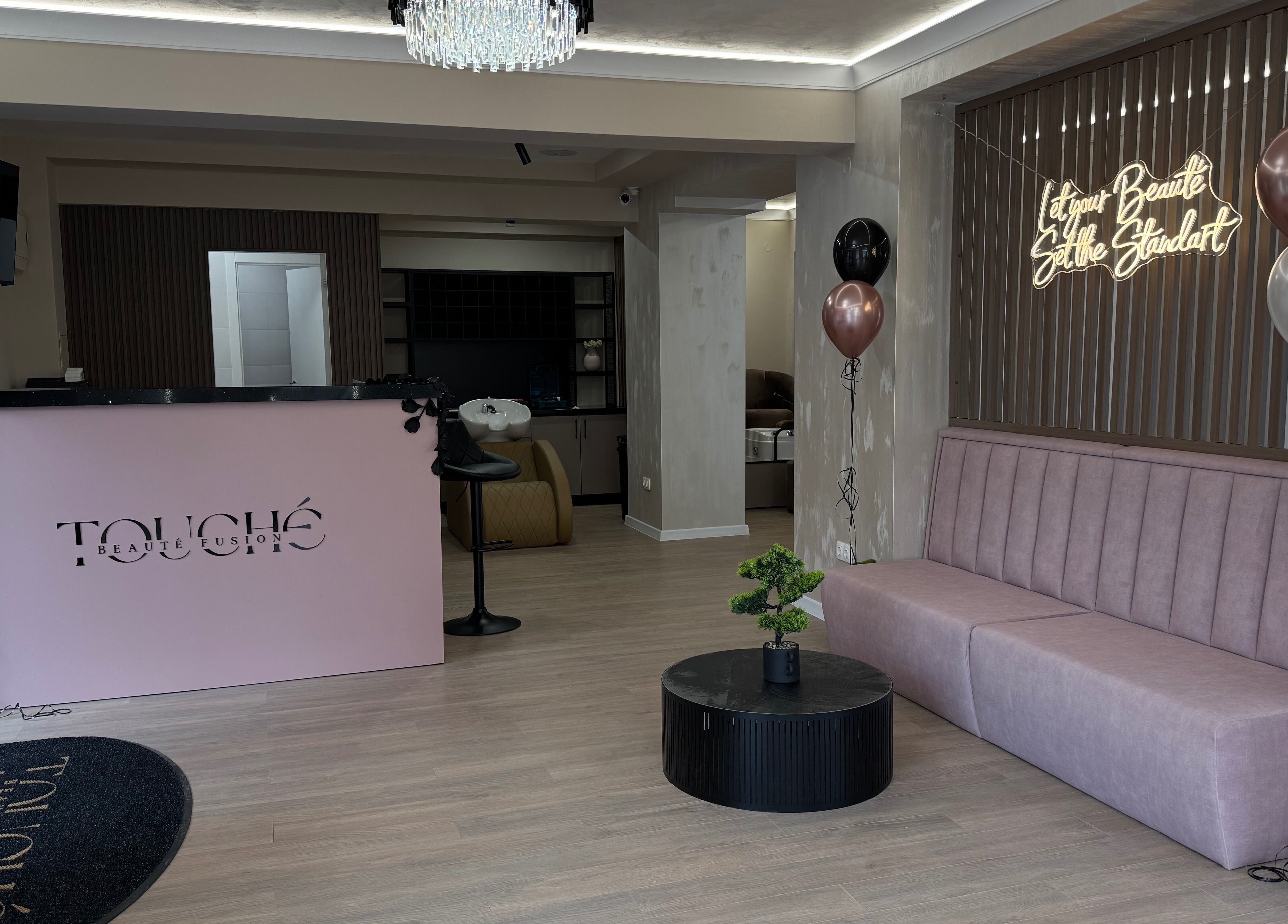 Елегантна рецепция в Touché Beauté Fusion, София, Област София, BG с модерно обзавеждане.
