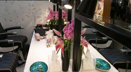 Aarch The Eyebrow Bar (Rubbina's Beauty and Brow Bar) billede 3