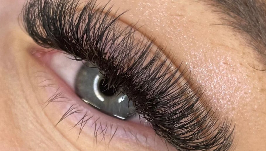 The White Lash Company obrázek 1