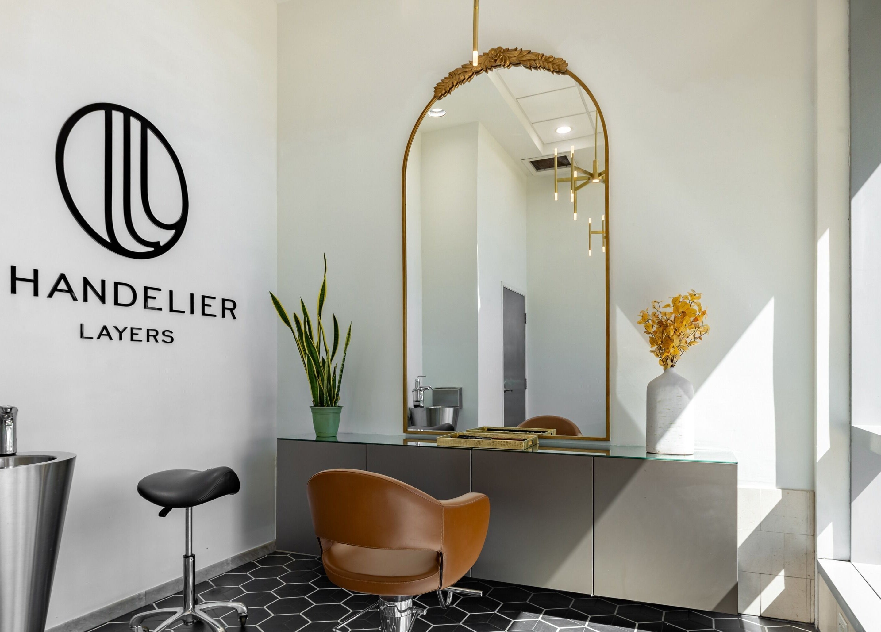 Elegant salon booth at Salon Blanc the celebrities salon, Honolulu, Hawaii, US with a stylish chair and large mirror.