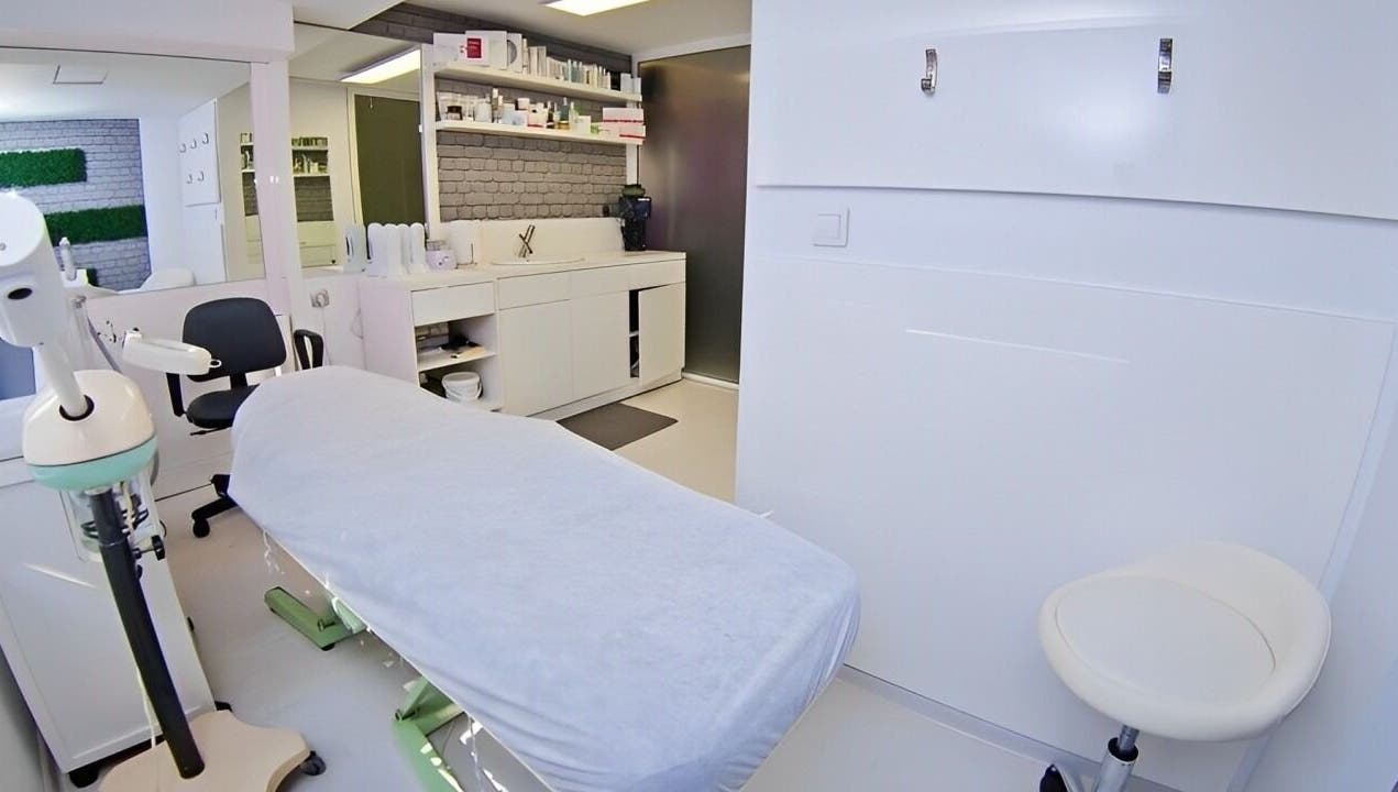 Модерен кабинет за красота в Studio Estetico, Варна, Варна, BG с удобна маса и стелажи.