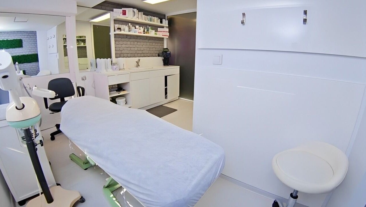 Модерен кабинет за красота в Studio Estetico, Варна, Варна, BG с удобна маса и стелажи.