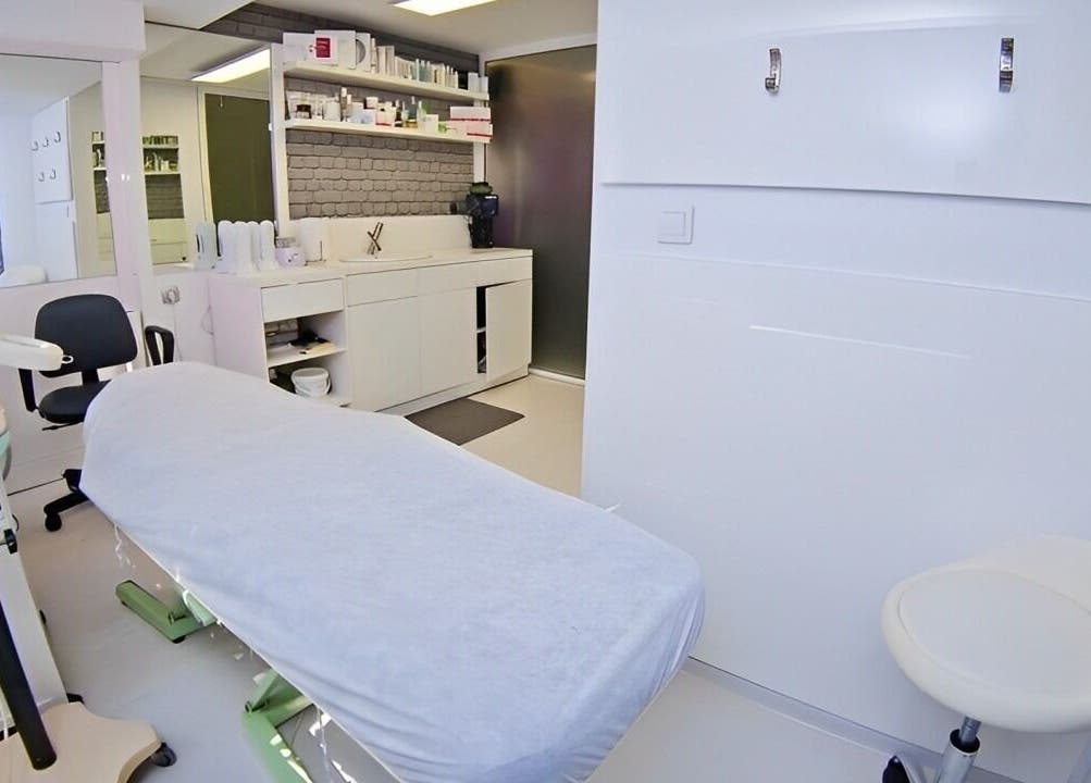 Модерен кабинет за красота в Studio Estetico, Варна, Варна, BG с удобна маса и стелажи.