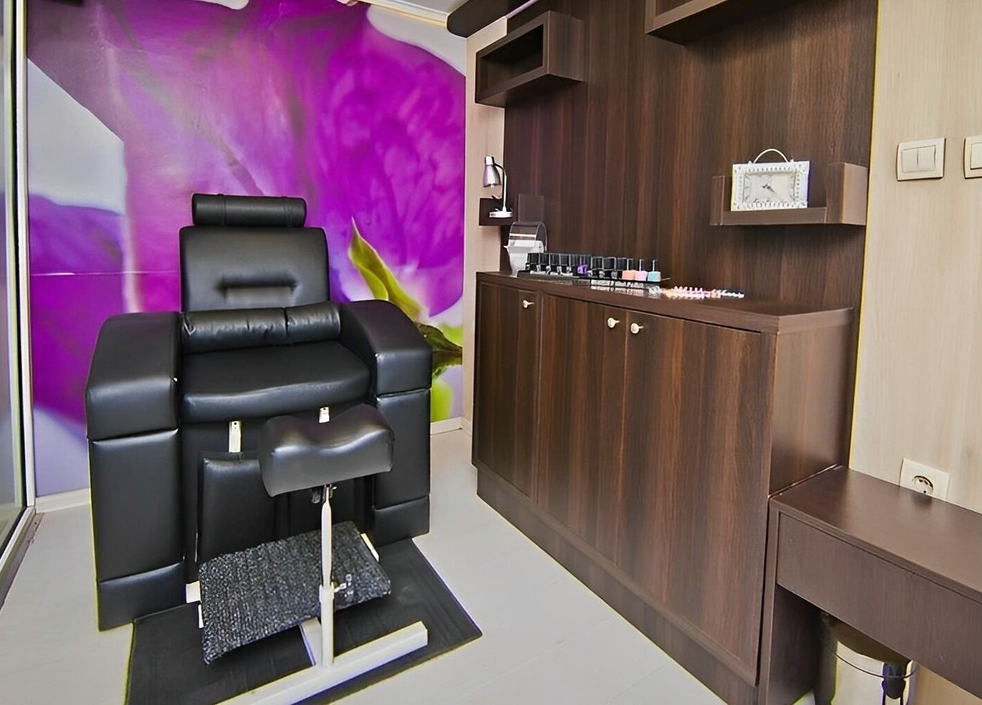 Луксозен салон в Studio Estetico, Варна, Варна, BG с удобен стол и модерни шкафове.