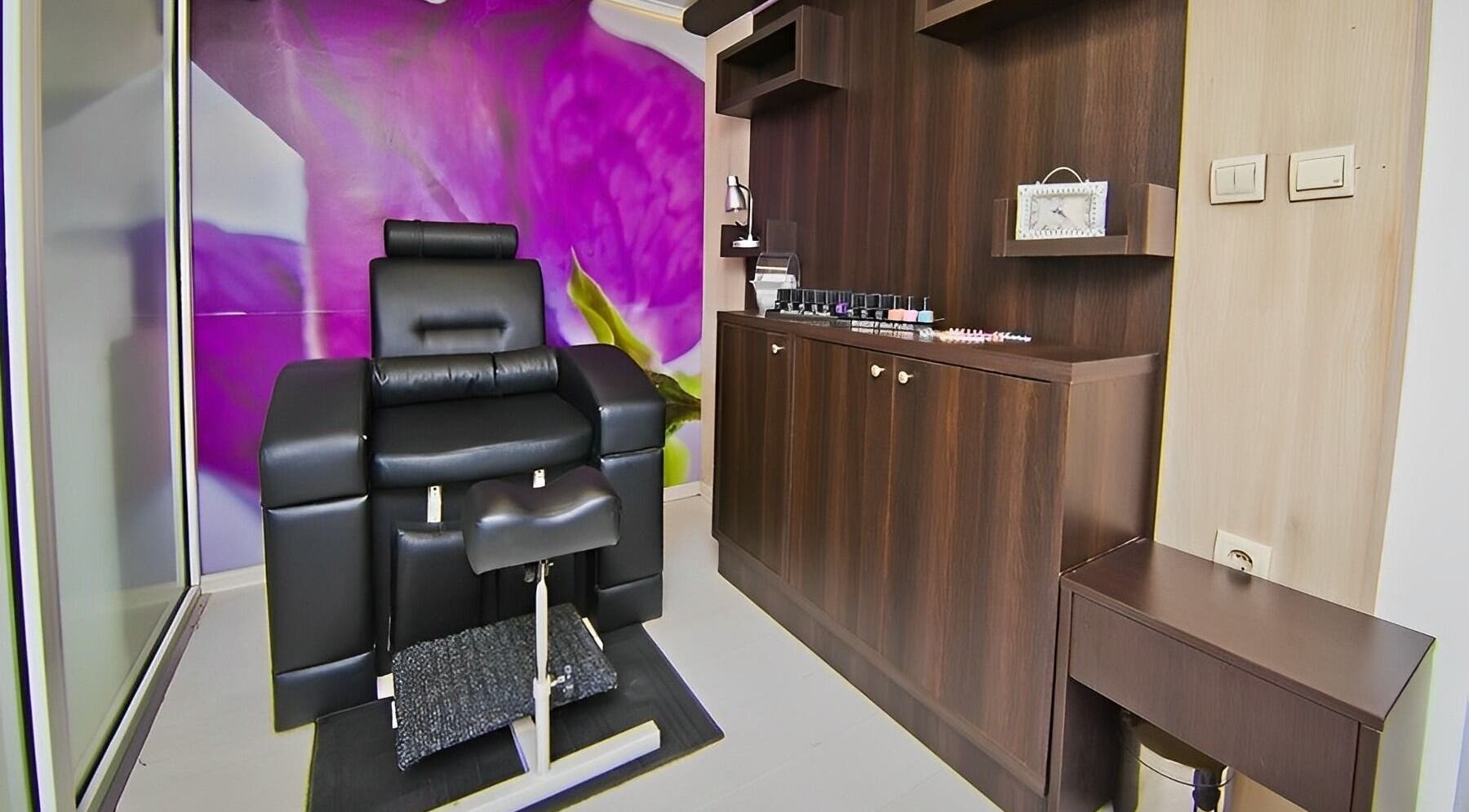 Луксозен салон в Studio Estetico, Варна, Варна, BG с удобен стол и модерни шкафове.