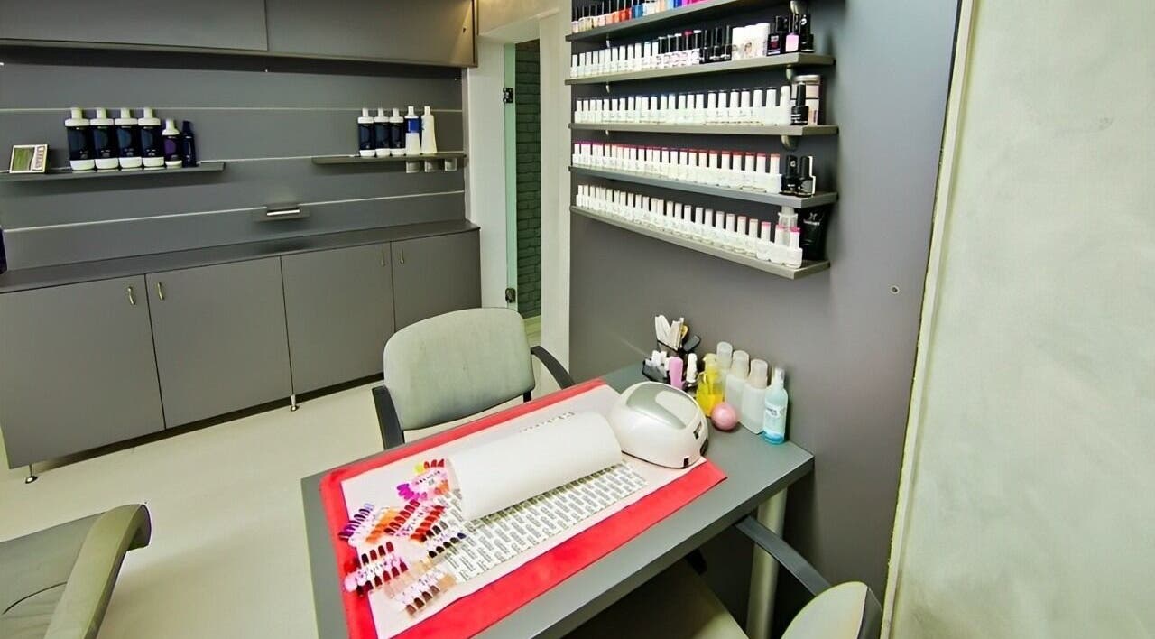 Интериор на Studio Estetico във Варна, Варна, BG, оборудвано за грижата за нокти.
