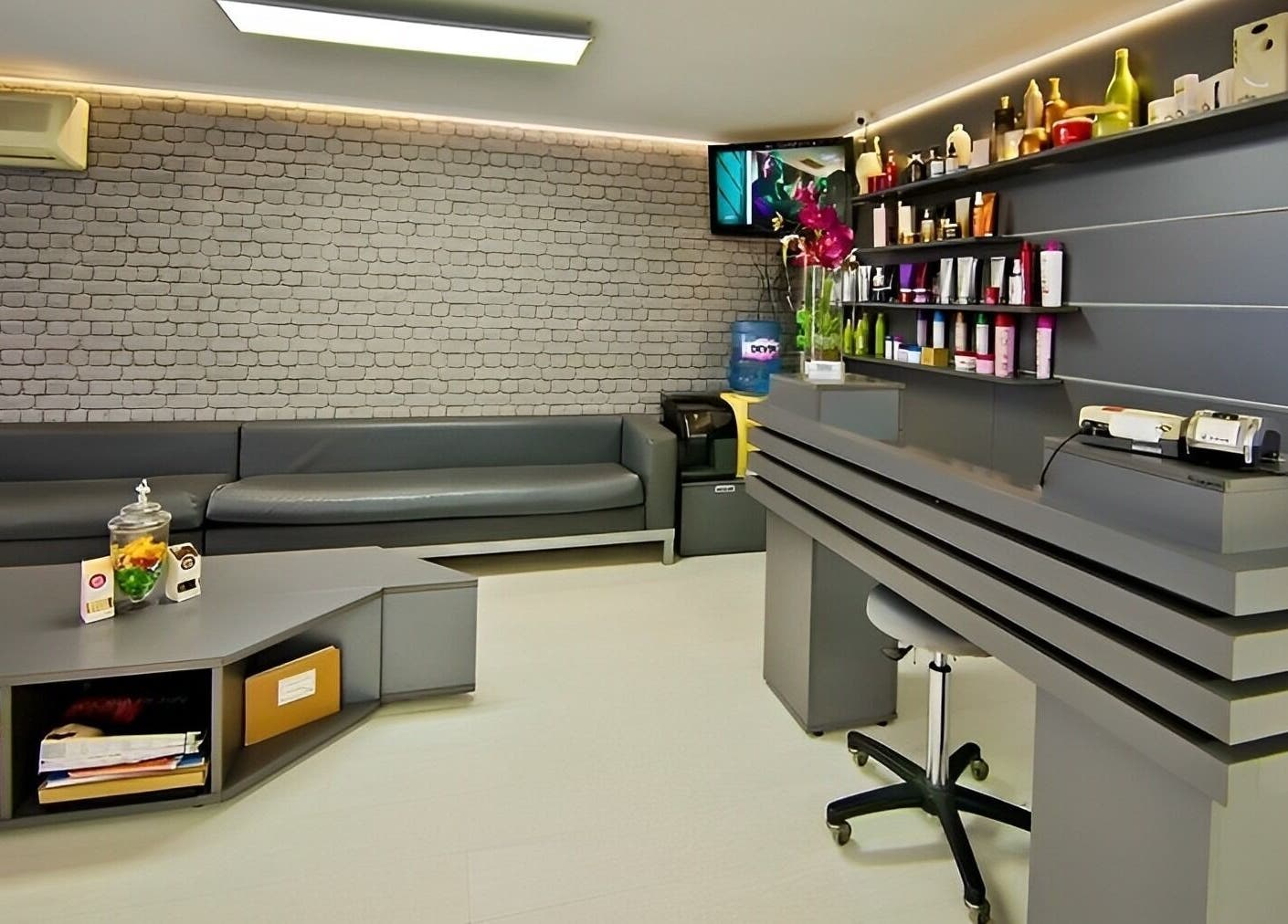 Модерен интериор на Studio Estetico, Варна, Варна, BG. Луксозна зона за изчакване с диван и рафтове.