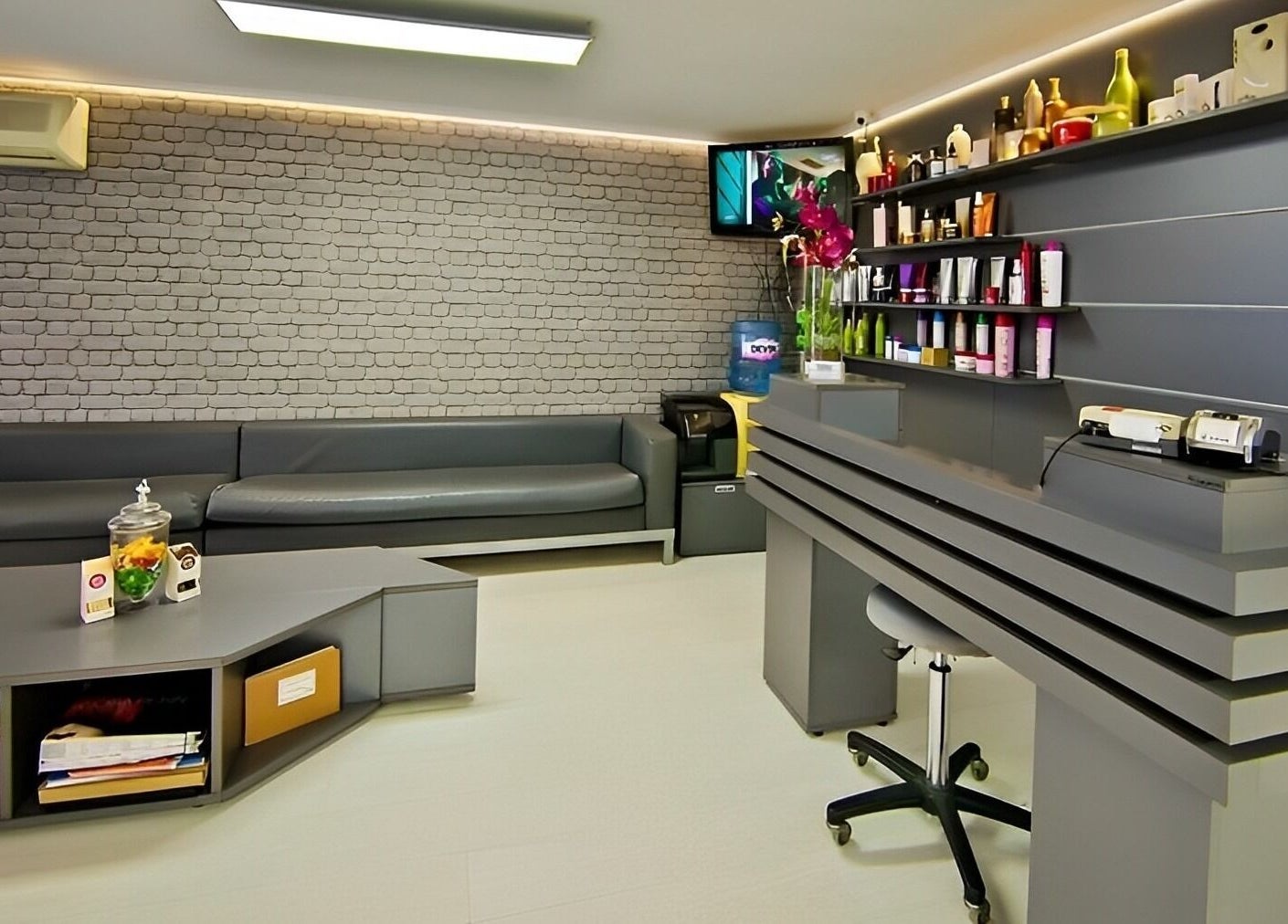 Модерен интериор на Studio Estetico, Варна, Варна, BG. Луксозна зона за изчакване с диван и рафтове.