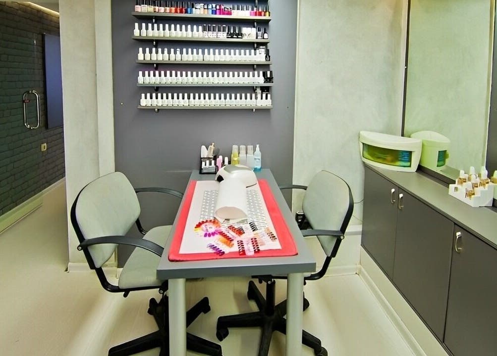 Стая за маникюр в Studio Estetico, Варна, Варна, BG. Изчистен дизайн с лакове и модерно оборудване.