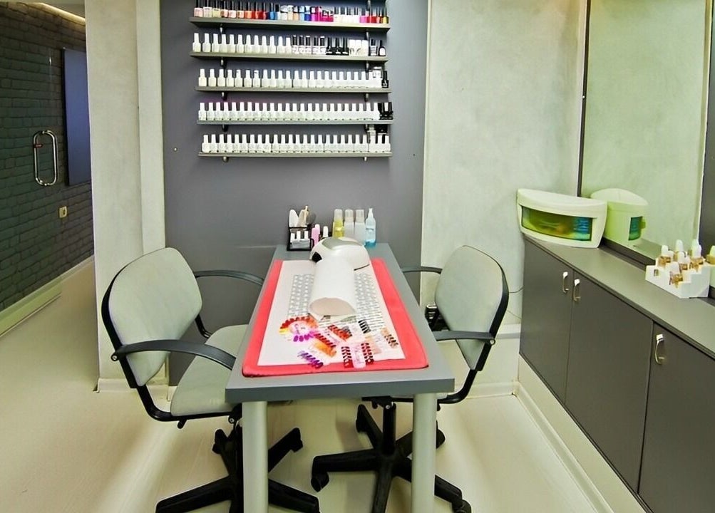 Стая за маникюр в Studio Estetico, Варна, Варна, BG. Изчистен дизайн с лакове и модерно оборудване.